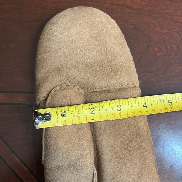 Sheepskin flip mitten in chestnut with magnetic closure. Size small/medium. NWT - Picture 10 of 10